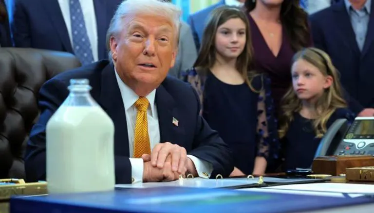 زجاجة حليب في البيت الأبيض تخطف الأضواء وسط توتر إيران.. تشريع أمريكي غريب يربك المشهد السياسي